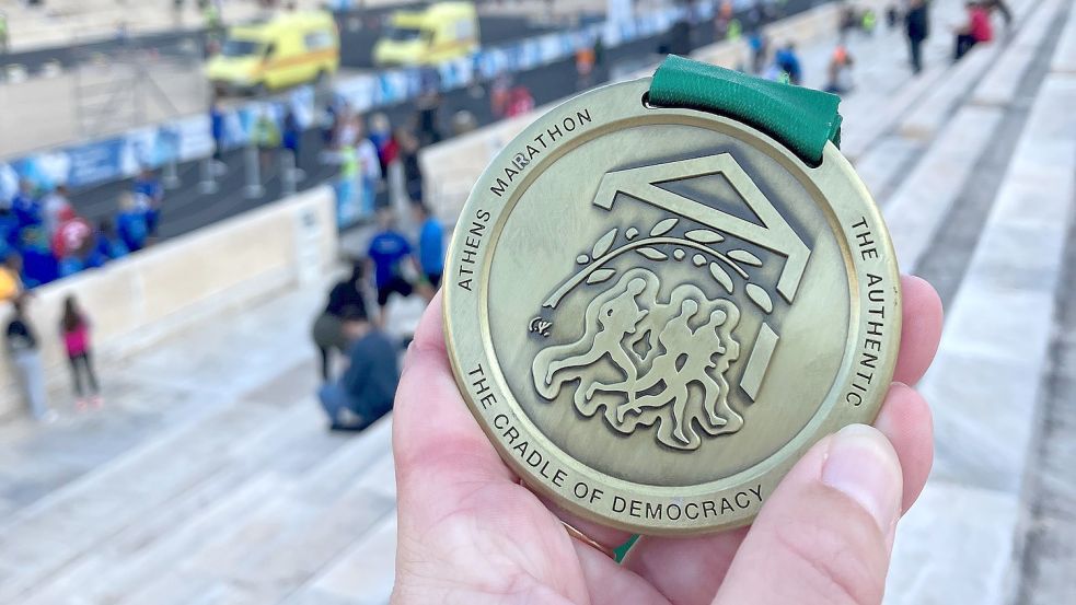 Wer die Strecke von Marathon nach Athen bewältigt, bekommt diese Medaille. Foto: Nina Kallmeier