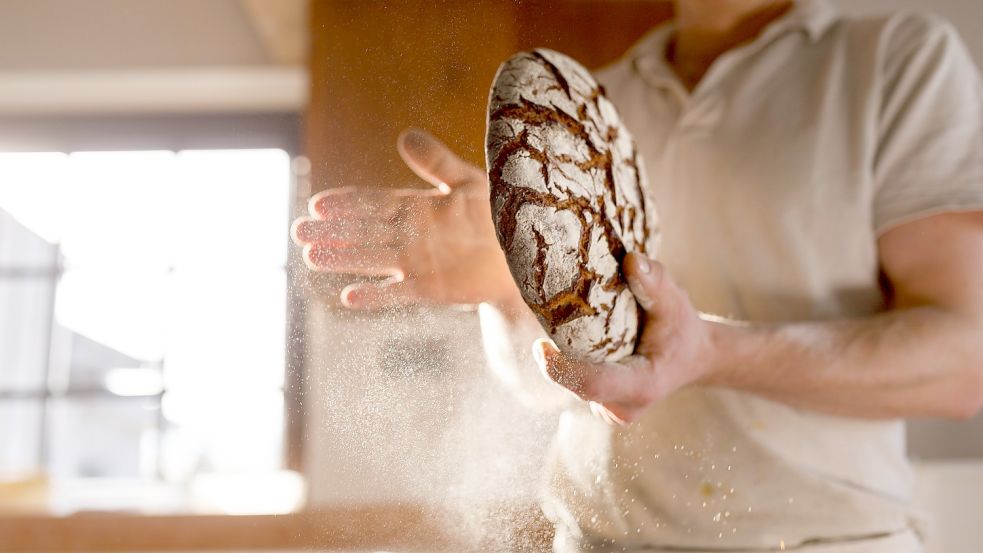 Ein Bäcker hat ein Brot in der Hand. Das Gewerk ist besonders von steigenden Energiepreisen betroffen. Foto: Pixabay