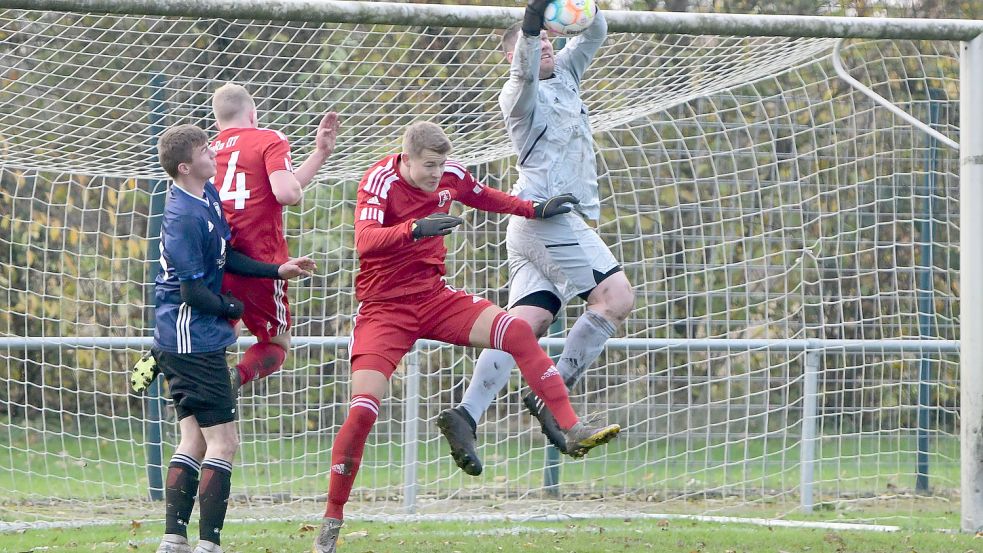 SV-Torwart Karsten Buss ist in dieser Szene Herr der Lüfte. Foto: Damm