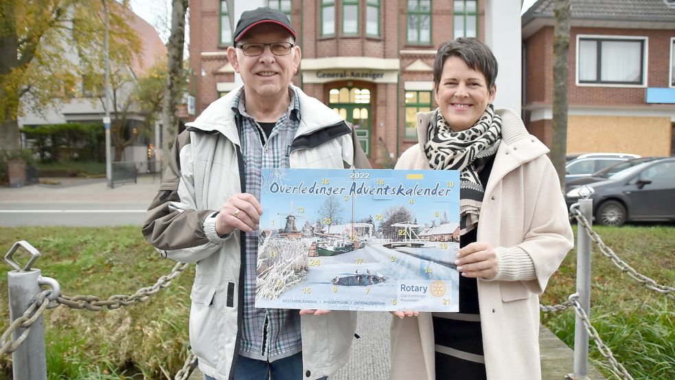 Egon Plaisier, Chef der Rhauderfehner Tafel, freut sich, dass der Rotary Club Overledingen/Rhauderfehn die Tafel mit dem Überschuss des Verkaufs des „Overledinger Adventskalender“ unterstützt. Präsidentin Gesa Meyer-Brüna hatte sich über die Situation der Rhauderfehner Tafel bei Plaisier informiert. Foto: Ammermann