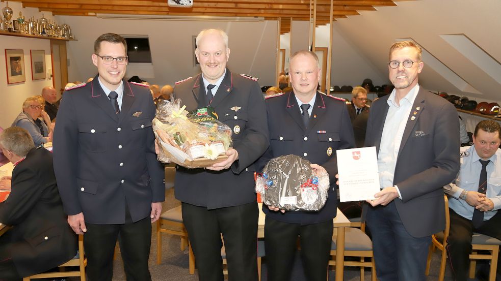 Das niedersächsische Ehrenzeichen für 40-jährigen Dienst im Feuerlöschwesen erhielt Kamerad Engelbert Ebkens (2. von links) vom stellvertretenden Bürgermeister Jan Block (rechts) überreicht. Es gratulierten Gemeindebrandmeister Uwe Schröder (2. von rechts) und Stellvertreter Dennis Lüthje. Foto: Passmannn