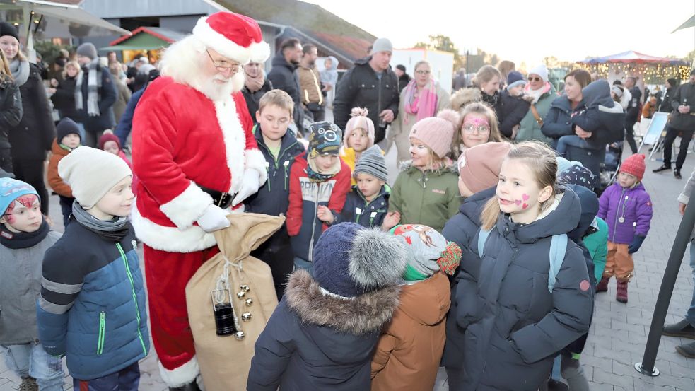 Auf dem Budenzauber in Kamperfehn ließ sich zur Freude der Kinder auch der Weihnachtsmann blicken. Foto: Passmann