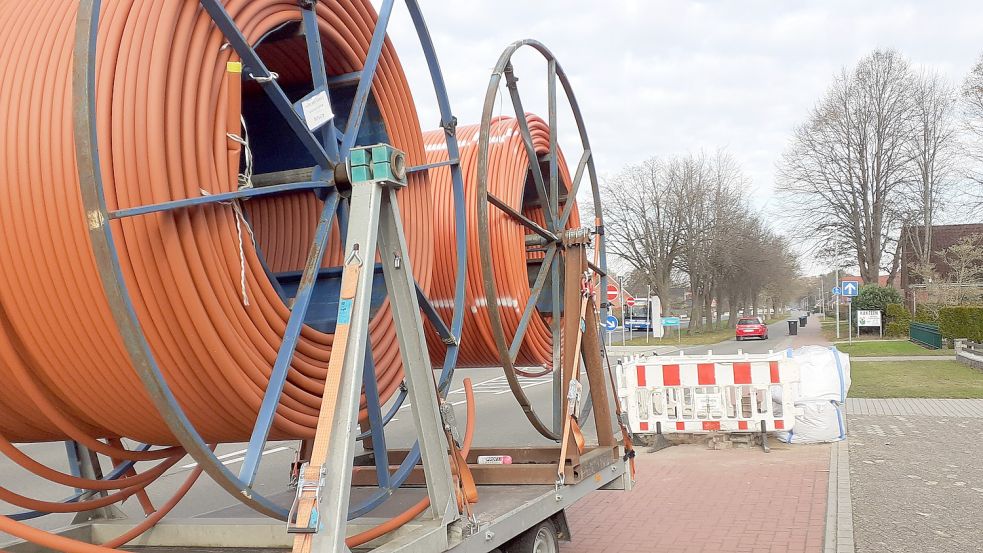 An der 1. Südwieke in Westrhauderfehn wird schon Glasfaser verlegt. Foto: Scherzer