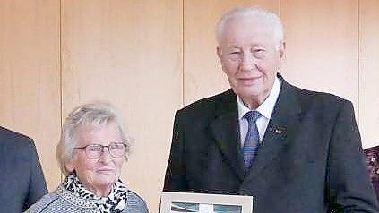 2020 verlieh die Gemeinde Saterland Conrad Niemeyer - hier mit seiner Ehefrau Elisabeth - die Ehrenbürgerwürde der Gemeinde. Im September 2022 bekam der Verstorbene auch die Ehrenbürgerwürde der polnischen Partnergemeinde des Saterlands verliehen, der Stadt- und Landgemeinde Sroda Slaska. Archivfoto: Kruse