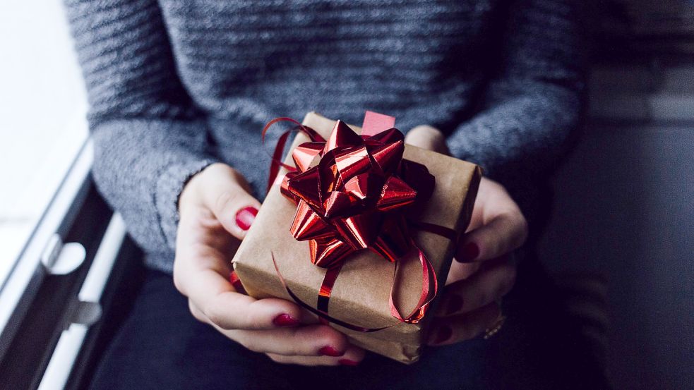 Beim Wichteln kommt es nicht darauf an, wie groß das Geschenk ist –sondern, dass es (einigermaßen) von Herzen kommt. Foto: Unsplash/freestocks