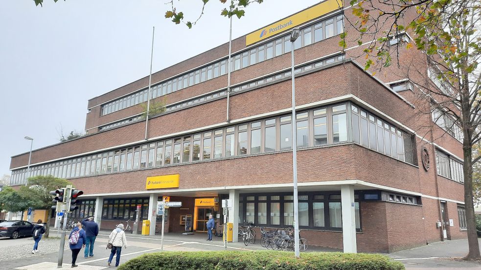 Das von 1974 bis 1978 errichtete Postgebäude am Bahnhofsring in Leer soll anders genutzt werden. Foto: Szyska