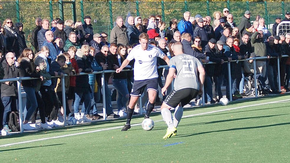 Die Zuschauer hatten Glück, dass es beim 4:2-Sieg gegen Wilhelmshaven im Oktober 2021 nicht regnete. Eine Unterstellmöglichkeit gibt es am Kunstrasenplatz nicht. Foto: Reemts