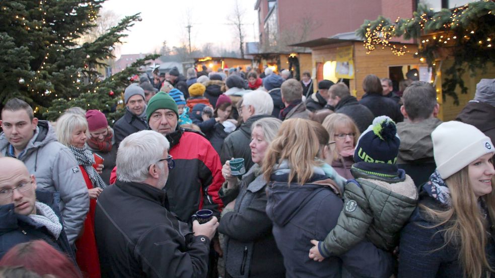 2019 war es während des Weihnachtsmarktes beim Rathaus in Ihrhove proppevoll. Foto: Archiv