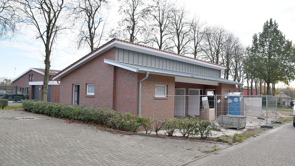 Die Arbeiten am neuen Sanitärgebäude des Wohnmobilstellplatzes beim Ostrhauderfehner Rathaus sind weit vorangeschritten. Foto: Ammermann