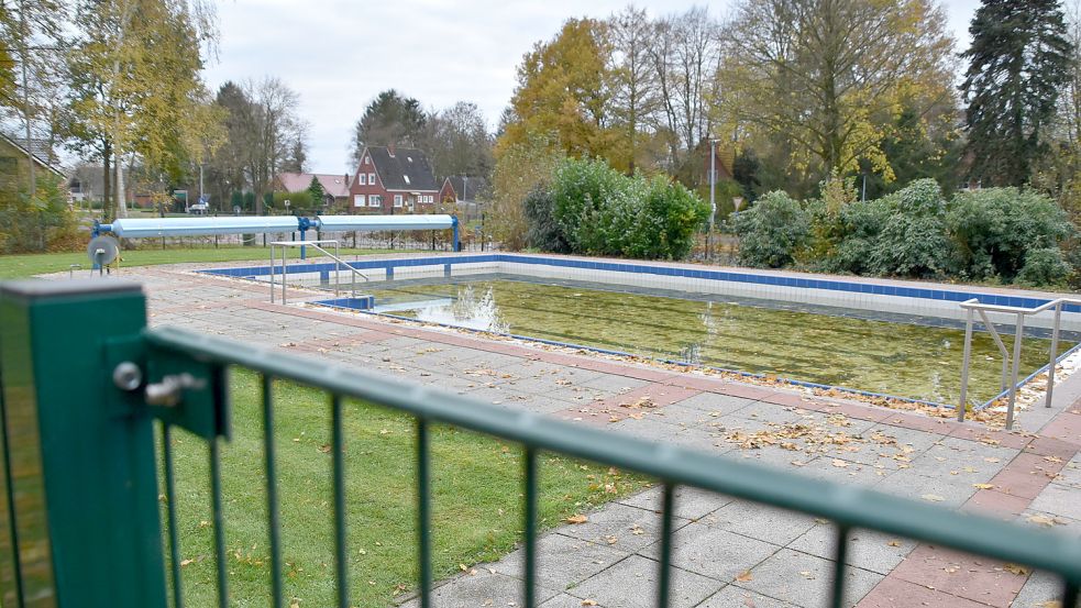 Das Lehrschwimmbecken in Holterfehn sollte ein Dach bekommen. Umgesetzt wird das Projekt zunächst nicht, denn im Haushaltsplan für 2023 finden sich nur 50.000 Euro für Planungskosten wieder. Foto: Ammermann