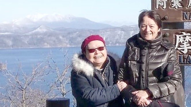 Sachiko Szyszka (links) bei einem Heimatbesuch in Japan 2019 im Hokkaido-Nationalpark. Rechts neben ihr strahlt Freundin Christel Baatz. Foto: Privat