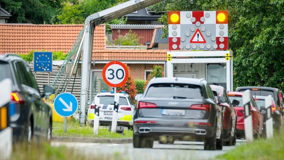 Der Grenzübergang zwischen Harrislee und Pattburg: Hier sollen auch zukünftig alle einreisenden Autos und ihre Insassen stichprobenartig kontrolliert werden. Foto: Sebastian Iwersen