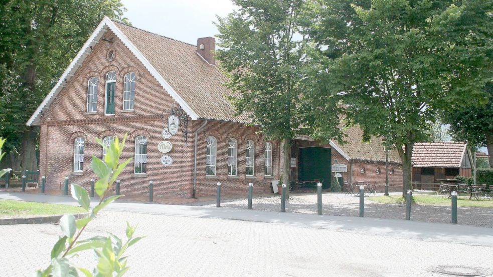 Seit längerer Zeit steht das Müllerhaus neben der Ebkensschen Windmühle schon leer. Es muss dringend saniert werden. Nun sollen weitere Nutzungskonzept erarbeitet werden. Dazu sind alle Barßelerinnen und Barßeler aufgerufen. Foto: Passmann