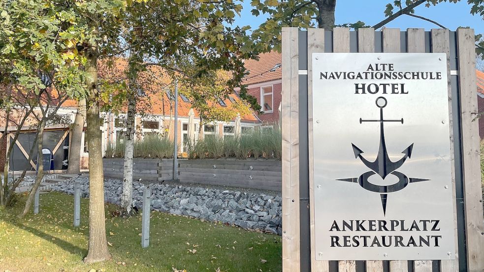 Der Ärger um das Restaurant Ankerplatz geht weiter. Der Landkreis moniert fehlende Unterlagen, die Käuferin des Gebäudes sieht sich vom Kreis getäuscht. Foto: Janßen
