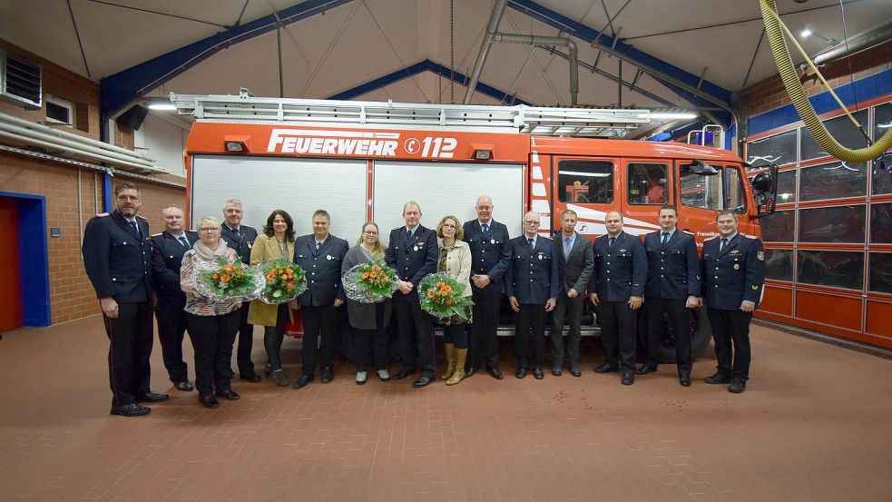 Ehrungen im Feuerwehrhaus Ramsloh (von links): Gemeindebrandmeister Hartmut Hanekamp, stellvertretender Gemeindebrandmeister Kevin Heese, Erika Kruse, Horst Kruse, Anke Seemann, Rainer Seemann, Katrin Wasserthal, Jan Wasserthal, Carina Henken, Christian Henken, Frank Sinnigen, 1. Gemeinderat Jens Gralheer, stellvertretender Ortsbrandmeister Timo Hinrichs, Ortsbrandmeister Matthias Schulte und Kreisbrandmeister Arno Rauer. Foto: Giehl/Feuerwehr Saterland