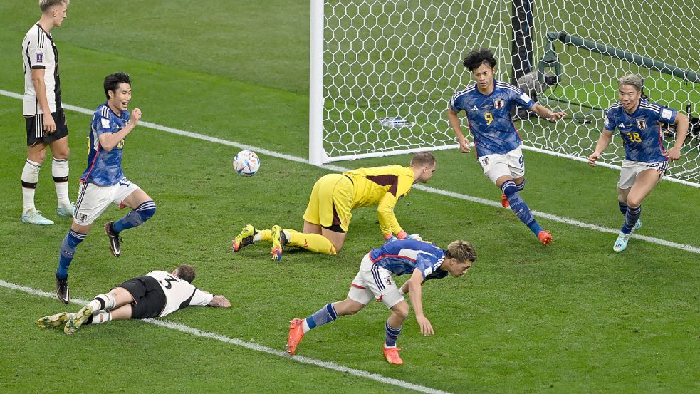 Der Moment des Ausgleichs: Japans Ritsu Doan trifft zum 1:1 gegen das DfB-Team. Foto: Robert Michael/dpa