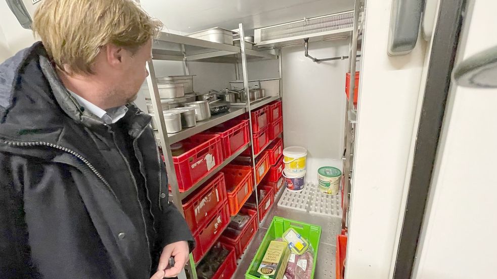 Niels Plaisir blickt ein letztes Mal in einen der Kühlräume, die an diesem Mittwochmittag ebenfalls versiegelt wurden. Darin lagern noch viele Lebensmittel. Foto: Janßen