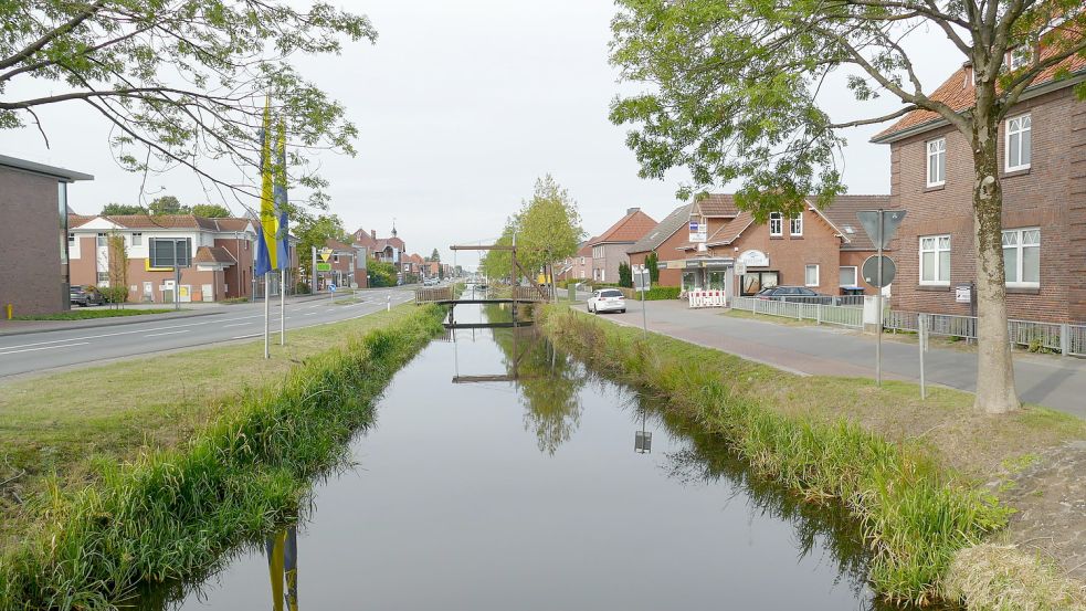 Der Kanal am Rajen: Immer wieder sitzen Angler an der Nordseite des Rajens und gehen ihrem Hobby nach. Am Sonntag ist ein 63 Jahre alter Angler aus bislang unbekannten Gründen ins Wasser gestürzt. Ein Ersthelfer zog den Angler ans Ufer. Das Opfer musste reanimiert werden. Foto: Archiv