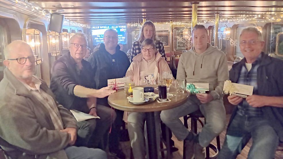 Gerd Temmen (von links), Horst Tinnemeyer, Heiko Tinnemeyer, Nicole Beck, Margot Temmen (vorne), Andre Festers und Hermann Weerts wurden von der Gemeinde ausgezeichnet. Foto: Gemeinde Ostrhauderfehn