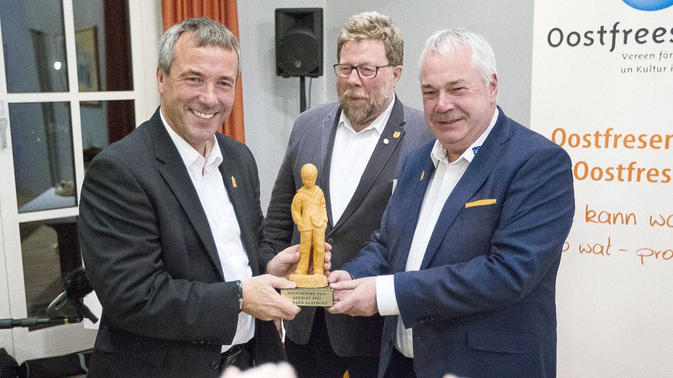 Der Vorsitzende von Oostfreeske Taal, Hans Freese (Mitte), und Laudator Frank Baumann (rechts) übergaben in einer Feierstunde in Hinte den Keerlke-Preis an Johann Saathoff. Foto: J. Doden
