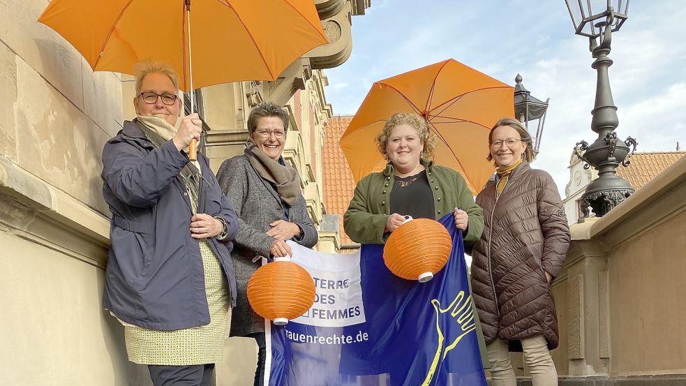 Machen auf den Aktionstag aufmerksam (von links): Tomke Hamer (Gleichstellungsbeauftragte der Stadt Leer), Christa Frigger (Beauftragte für Jugendsachen bei der Polizeiinspektion Leer/Emden), Anna-Lena Dannen (Gesundheitsamt des Landkreises Leer) und Cäcilie Schürmann (Kommissarische Leiterin des Frauenhauses Leer). Foto: Stadt Leer