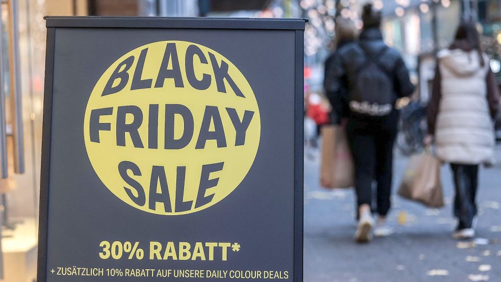 Jedes Jahr am vierten Freitag im November reduzieren unzählige Händler und Online Shops für mindestens 24 Stunden ihre Preise und überbieten sich gegenseitig mit Rabatten und Sonderangeboten. Foto: Oliver Berg/dpa