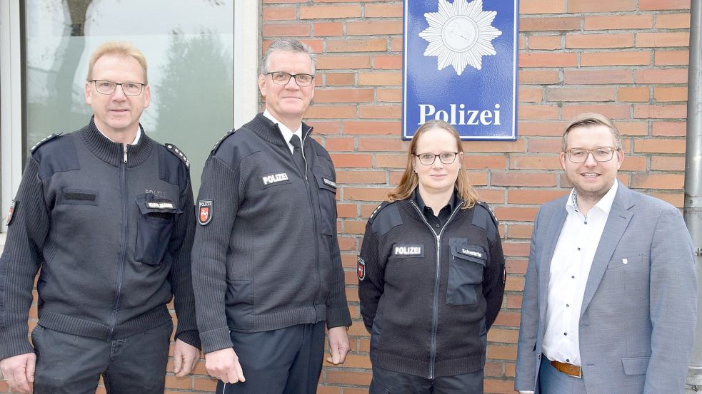 Polizeihauptkommissarin Mirja Schwarte (2. von rechts) wurde in Barßel offiziell vorgestellt von Jürgen Kuhlmann (von links), Leiter des Polizeikommissariats in Friesoythe, Jörg Kreikebaum, Leiter der Polizeiinspektion Cloppenburg/Vechta, und Bürgermeister Nils Anhuth. Foto: Polizei