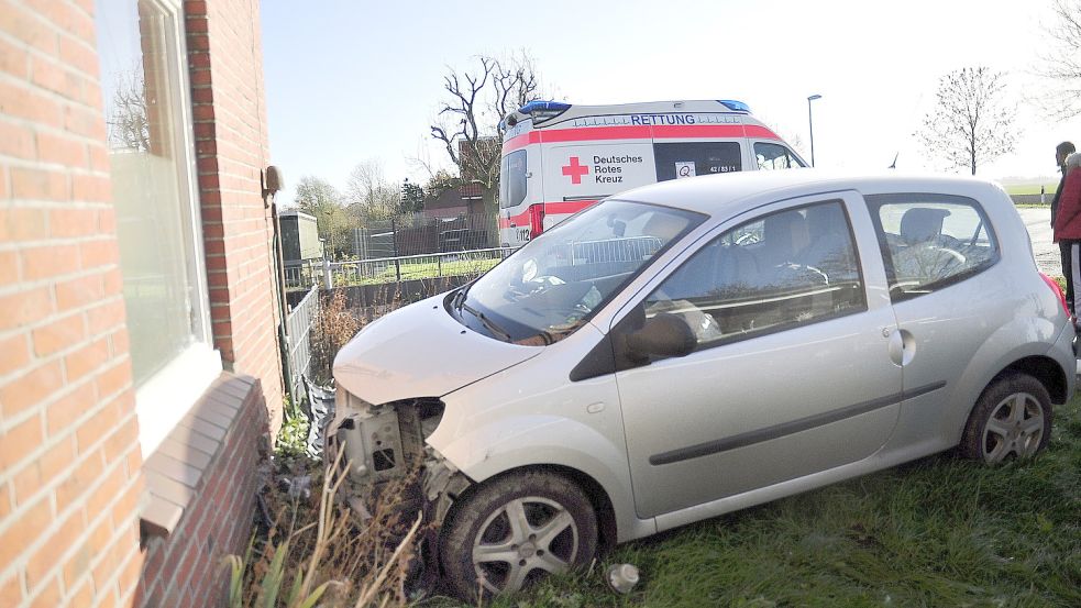 Der Kleinwagen kam an der Hauswand zum Stehen. Foto: Wolters