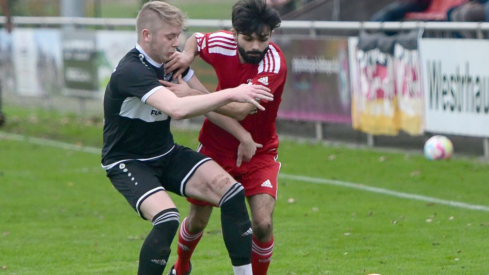Endlich mal wieder ein Heimspiel gewinnen und gegen Aurich durchsetzen wollen sich die Fußballer vom TuRa 07 (rechts Daoud Jajan) gegen Aurich. Foto: Damm