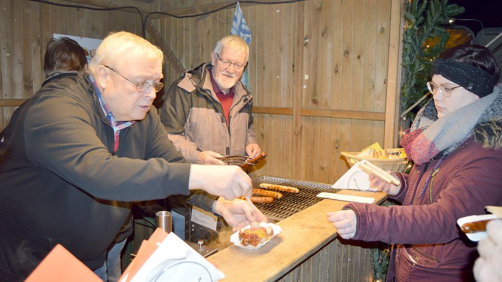 Bratwurst gehört auf einem Weihnachtsmarkt dazu. Foto: Weers
