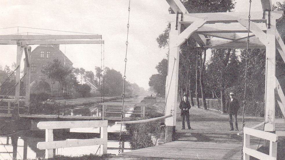 Dieses Bild entstand um 1915: Zu sehen ist die Brücke an der Ecke Untenende/1. Südwieke. Im Hintergrund links die Navigationsschule. Foto: Archiv