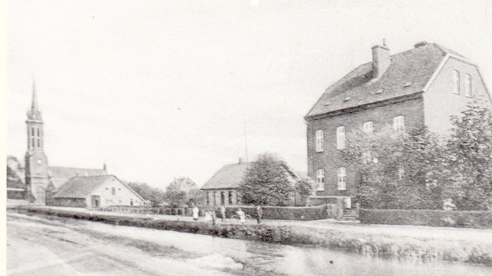 Die ehemalige Navigationsschule (rechts) ist ein ortsbildprägendes Gebäude – bis heute. Das Foto wurde um 1925 aufgenommen. Foto: Archiv