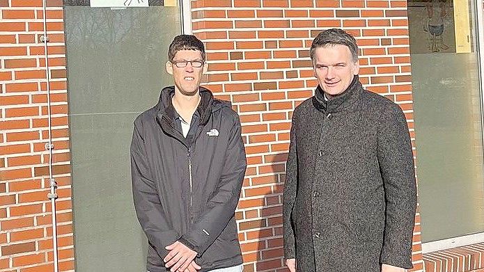 Bundes Bürgermeister Uwe Sap freut sich, mit Christian Ubben einen neuen Badbetriebsleiter gefunden zu haben. Foto: Gemeinde Bunde