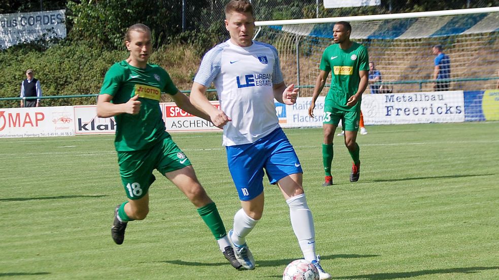 Niklas Papen (weißes Trikot) ist einer von acht Spielern, auf die Papenburg im Spiel bei Arminia Hannover verzichten muss. Foto: Reemts