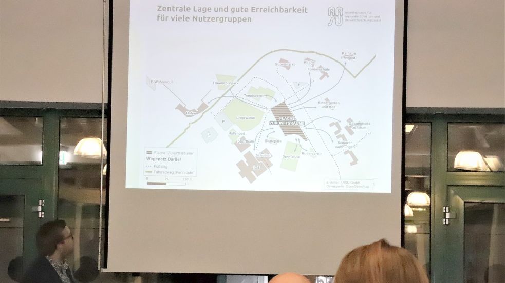 Bürgermeister Nils Anhuth (links) erläutert die Aufteilung des geplanten Mehrgenerationenplatzes. Foto: Passmann