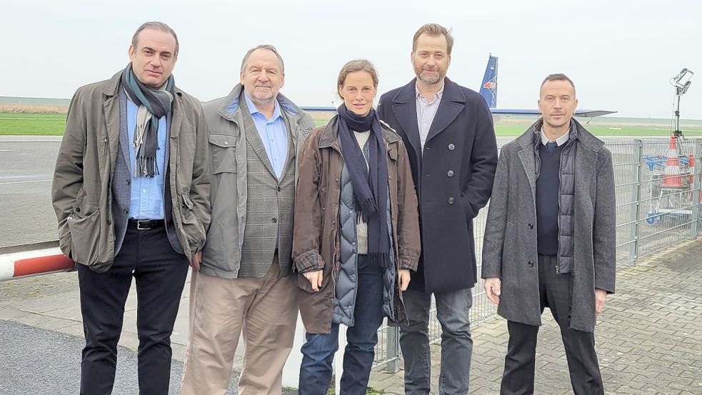 Drehten am Dienstag am Flugplatz Norddeich für „Ostfriesennacht“: Miguel Abrantes Ostrowski (von links), Wolf Bachofner, Picco von Groote, Christian Erdmann und Barnaby Metschurat. Foto: Rebecca Kresse