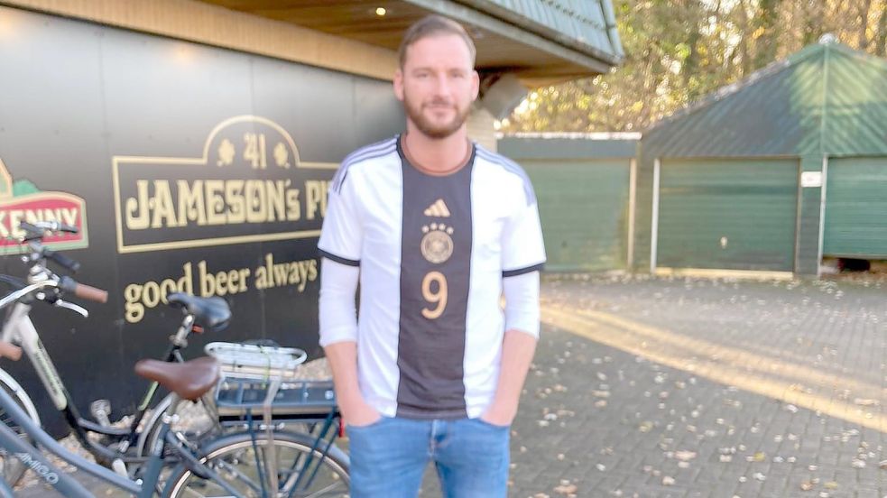 Werder-Fan Denis Widder hat sich ein Deutschland-Trikot mit der Nummer von Niclas Füllkrug gekauft.