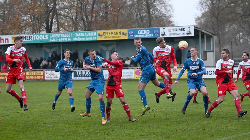 Esens machte erst in der Schlussphase viel Druck. Frank Til (Mitte) traf zum 2:1. In dieser Szene scheiterte er mit einem Kopfball nach einer Ecke am Torwart. Foto: Steenhoff