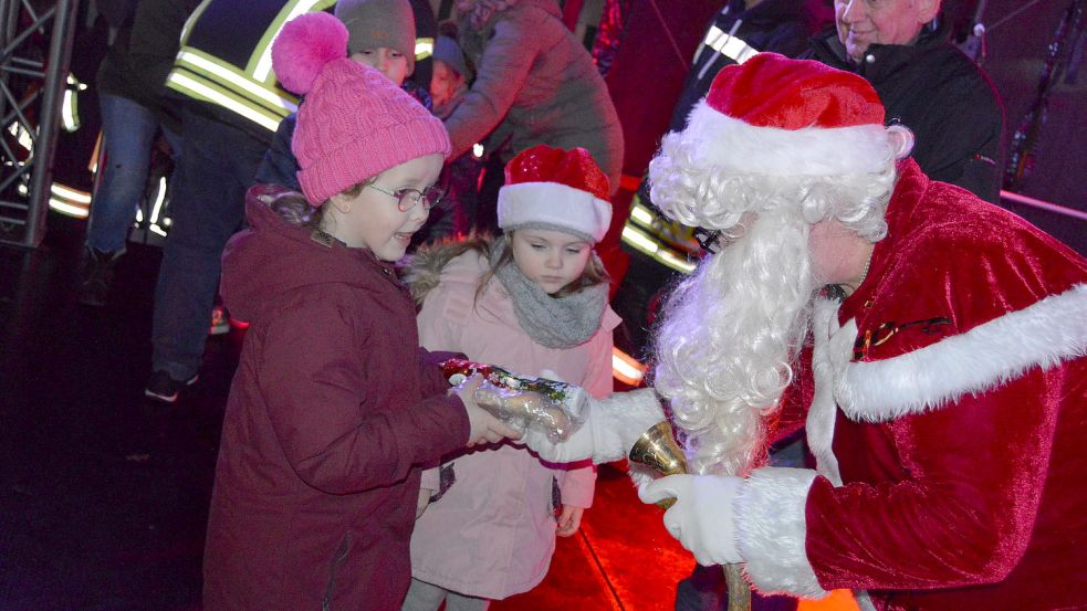 Auch der Weihnachtsmann war in Völlenerfehn. Foto: Weers