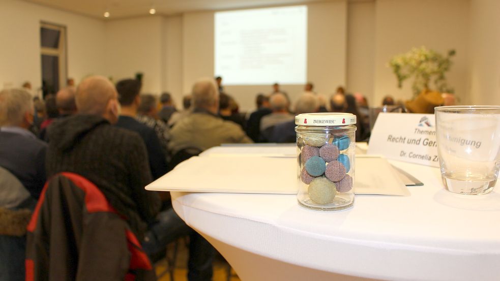 Der alternative Erörterungstermin zu den LNG-Vorhaben in Wilhelmshaven. Im Vordergrund: Die Kugeln im Glas sollen eine Alternative zu Bioziden sein, um Wasserrohre von Meeresorganismen freizuhalten. Foto: Oltmanns