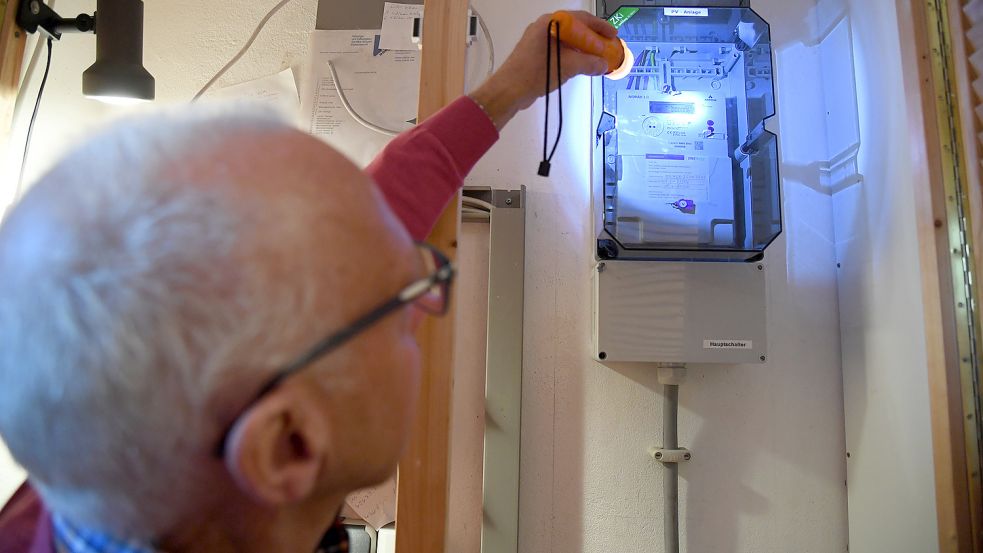 Die EWE hat Johann Ehmen aus Ihlow mit einem Zweirichtungszähler an seiner Photovoltaik-Anlage zusätzliche Kosten beschert – das Bundesministerium für Wirtschaft und Klimaschutz rechtfertigt diese Praxis. Foto: Ellinger