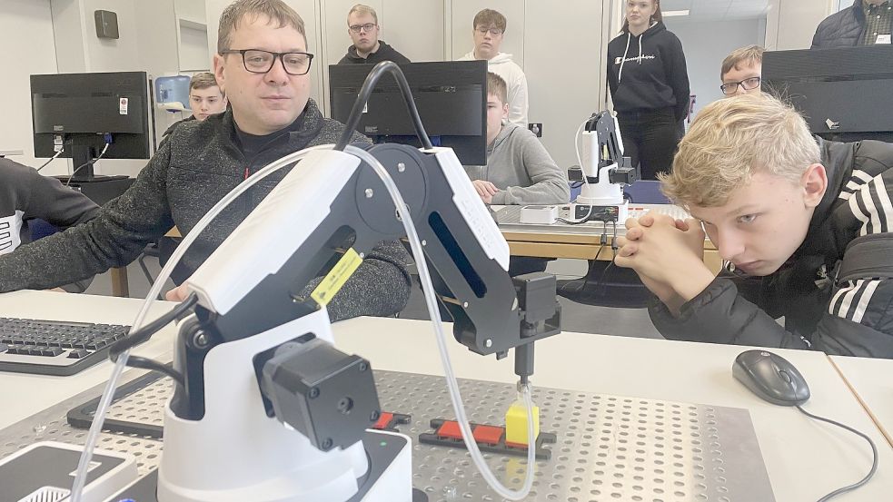 Spannung in der Elektrotechnik: Pädagoge Klaus Schrand programmiert unter den Augen der Schüler benachbarten Schulen einen Roboter. Foto: Wimberg