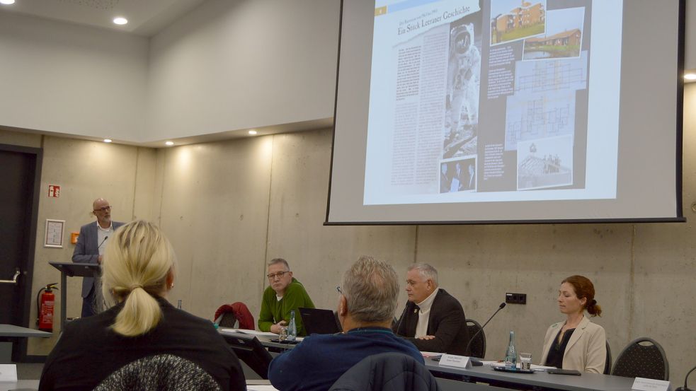 Thorsten Tooren (hinten am Rednerpult), Vorstand des Bauvereins Leer, stellte die Arbeit, den Aufgabenbereich und die Geschichte des Bauvereins Leer während der Sitzung in Ostrhauderfehn näher vor. Foto: Weers