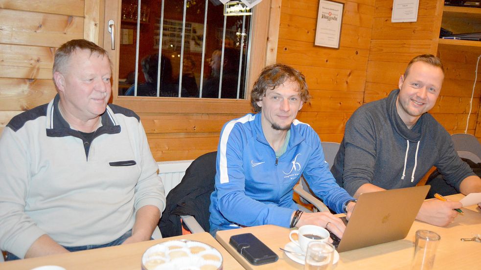 Der Holter SV will im Januar das Hallenfußballturnier um den Fehn-Pokal ausrichten. Das Foto zeigt die Vorstandsmitglieder (von links) Günter Meyer, Berti Dendzik und Thorsten Meyer im Rahmen der Arbeitstagung. Foto: Weers
