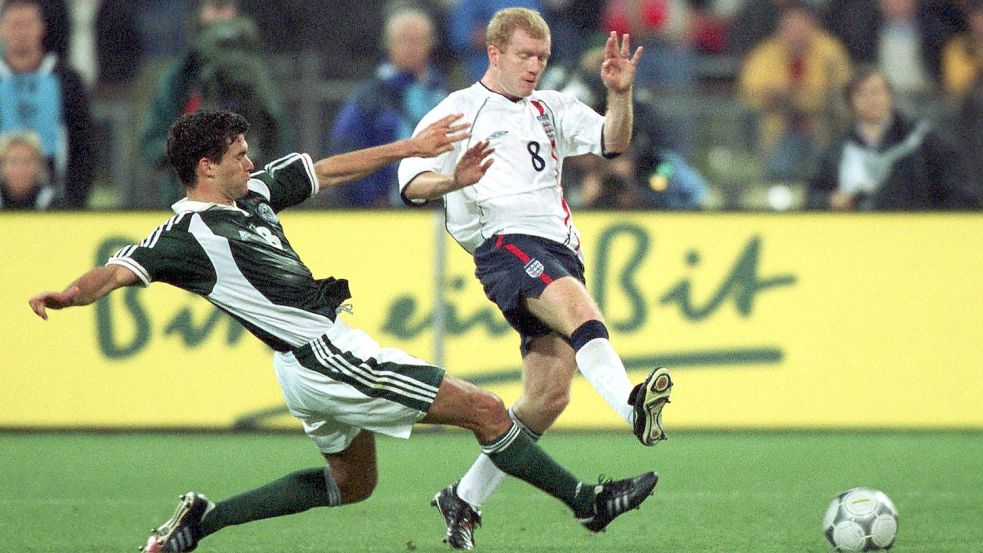 Michael Ballack grätschte immer schon gerne und viel: Hier gegen den Engländer Paul Scholes. Foto: imago/Team2