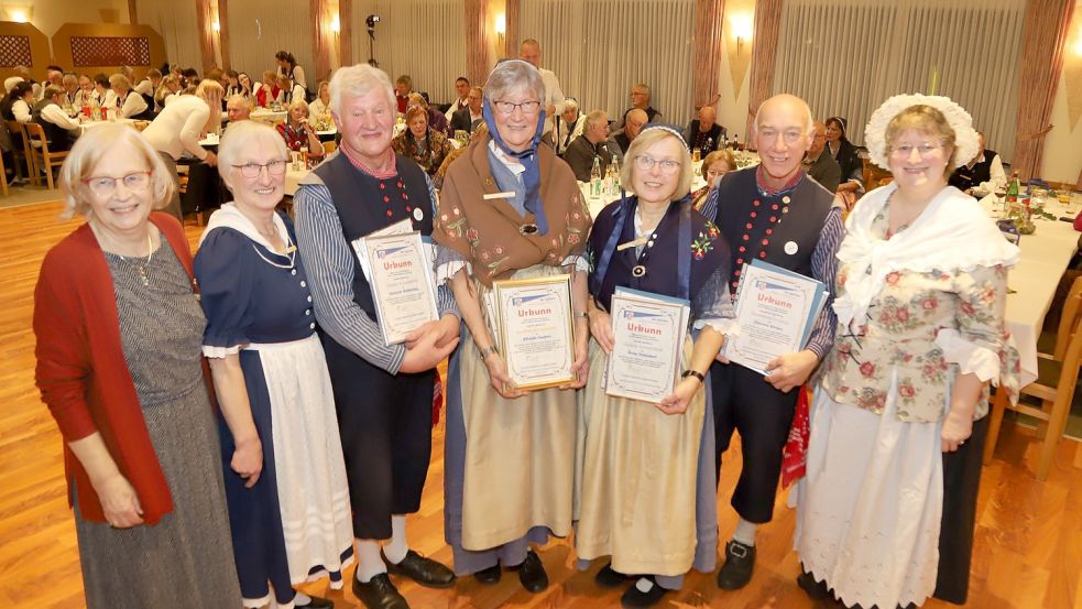 Die geehrten Tänzerinnen und Tänzer der Volkstanzgruppe Saterland mit den Gästen (v.li.) Rita Kropp, Ingrid Schnittgers, Heinrich Wallschlag, Elfriede Deeken, Änne Ostendorf, Clemens Arens, Marion Meyer zu Drehle. Foto: Passmann