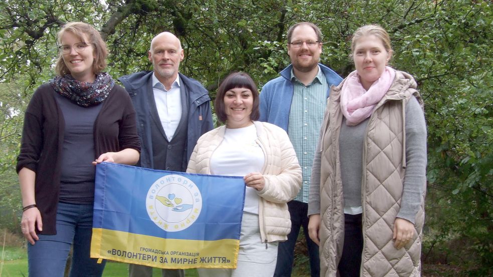 Gemeinsam wollen sie Hilfe schicken: Maike Potthast (von links), Anton zu Knyphausen (Leer kann Kindern helfen e.V.), Krystyna Havrylova (Für ein friedliches Leben e.V.) , Jens Hinrichs und Tanja Dinter. Foto: Scherzer