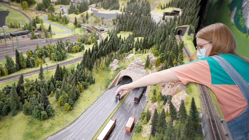 Das Team des Miniatur-Wunderlandes Hamburg hat es geschafft, einen ihrer Modell-Lastwagen mit einem Akku einer E-Zigarette zu betreiben. Foto: dpa/Marcus Brandt