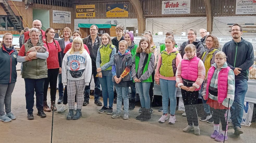 Die Teilnehmer der zehnten Kreismeisterschaft der Kanin-Hop-Gruppen des Kreisverbandes Ostfriesland aus Ostrhauderfehn, Norden und Westoverledingen, die in der Reithalle von Ihrhove stattfand. Foto: privat