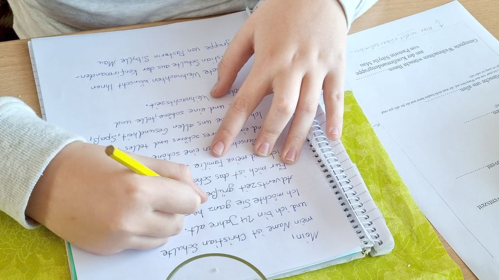 Handschriftlich übermitteln die Jugendlichen Weihnachtsgrüße. Foto: Mau